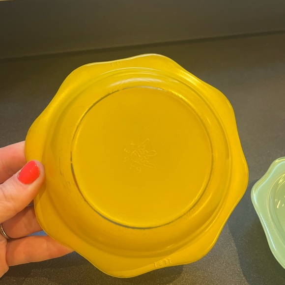 Vintage British Pyrex Scalloped Bowls in Green and Yellow - Picture 4 of 11